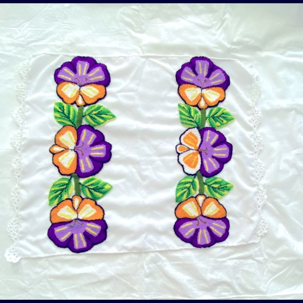Hand Embroidered Napkin/Servilleta Bordada